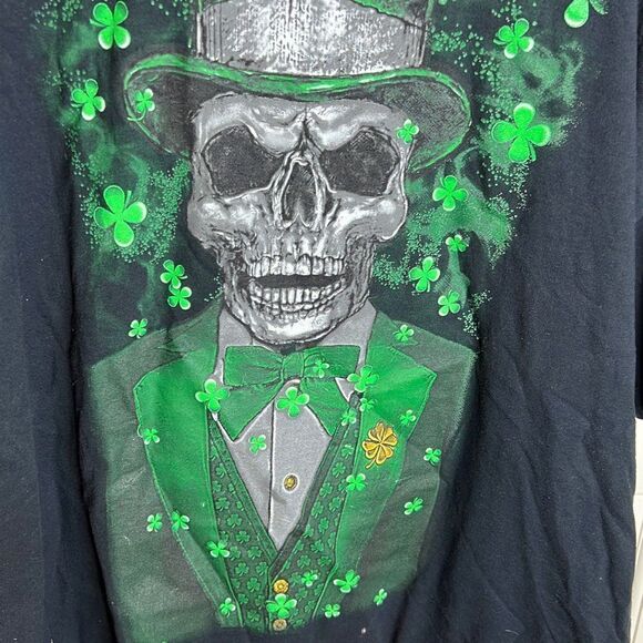 ❤️St Patrick’s Day Skull Tshirt 4 Leaf Clover Good Luck Vintage - Picture 2 of 5